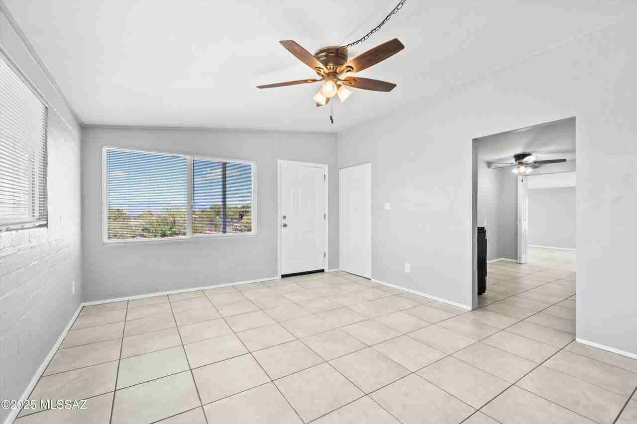 202 S Avenue C - Photo 5 of 29