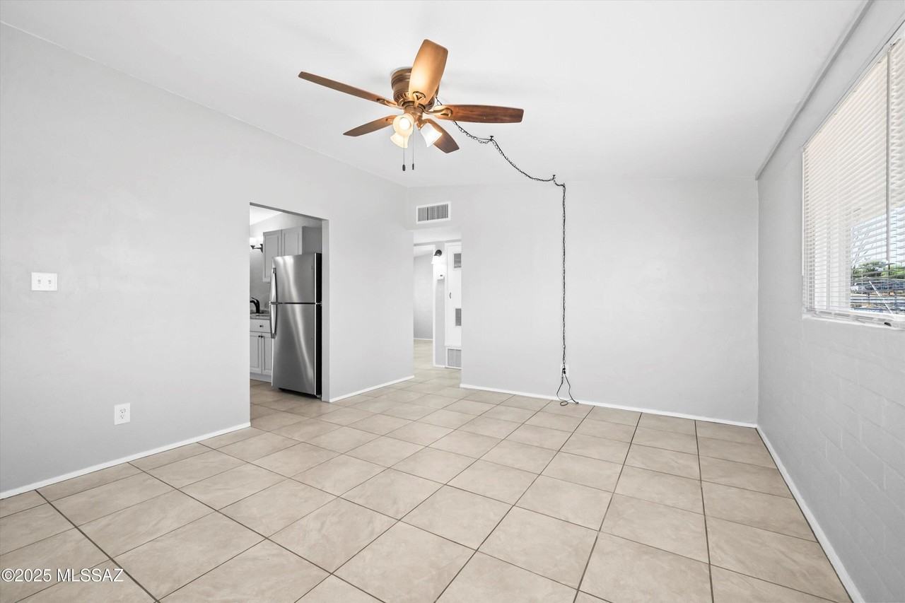 202 S Avenue C - Photo 6 of 29