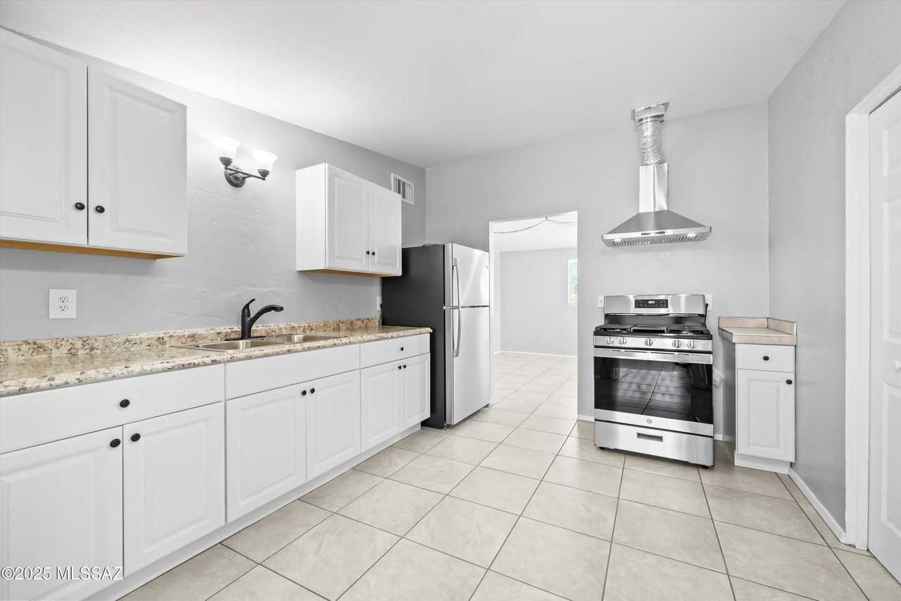 202 S Avenue C - Photo 7 of 29