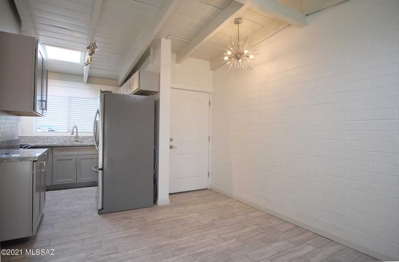919 N Catalina Ave - Photo 6 of 24