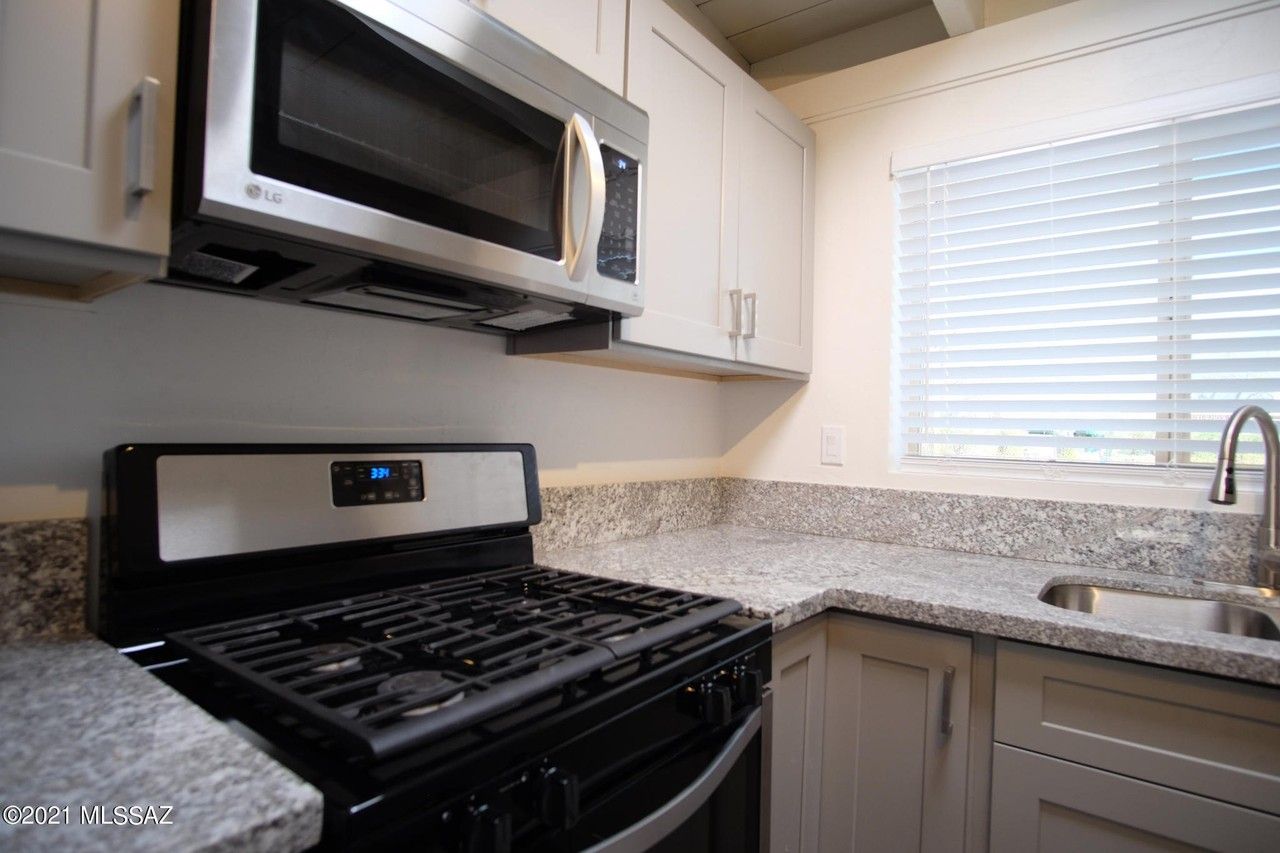 919 N Catalina Ave - Photo 7 of 24