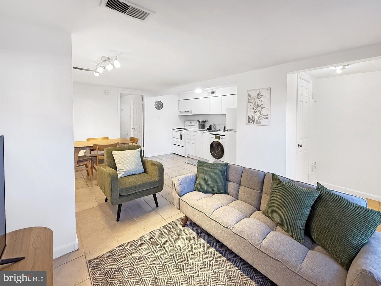 1523 Pennsylvania Ave Se #2 - Photo 4 of 12