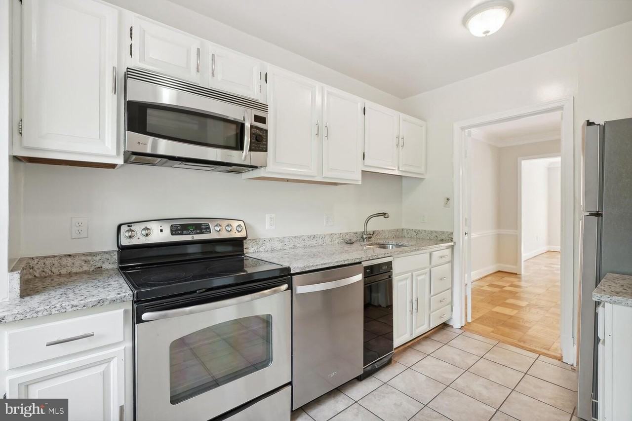 3231 Sutton Pl Nw #A - Photo 4 of 17