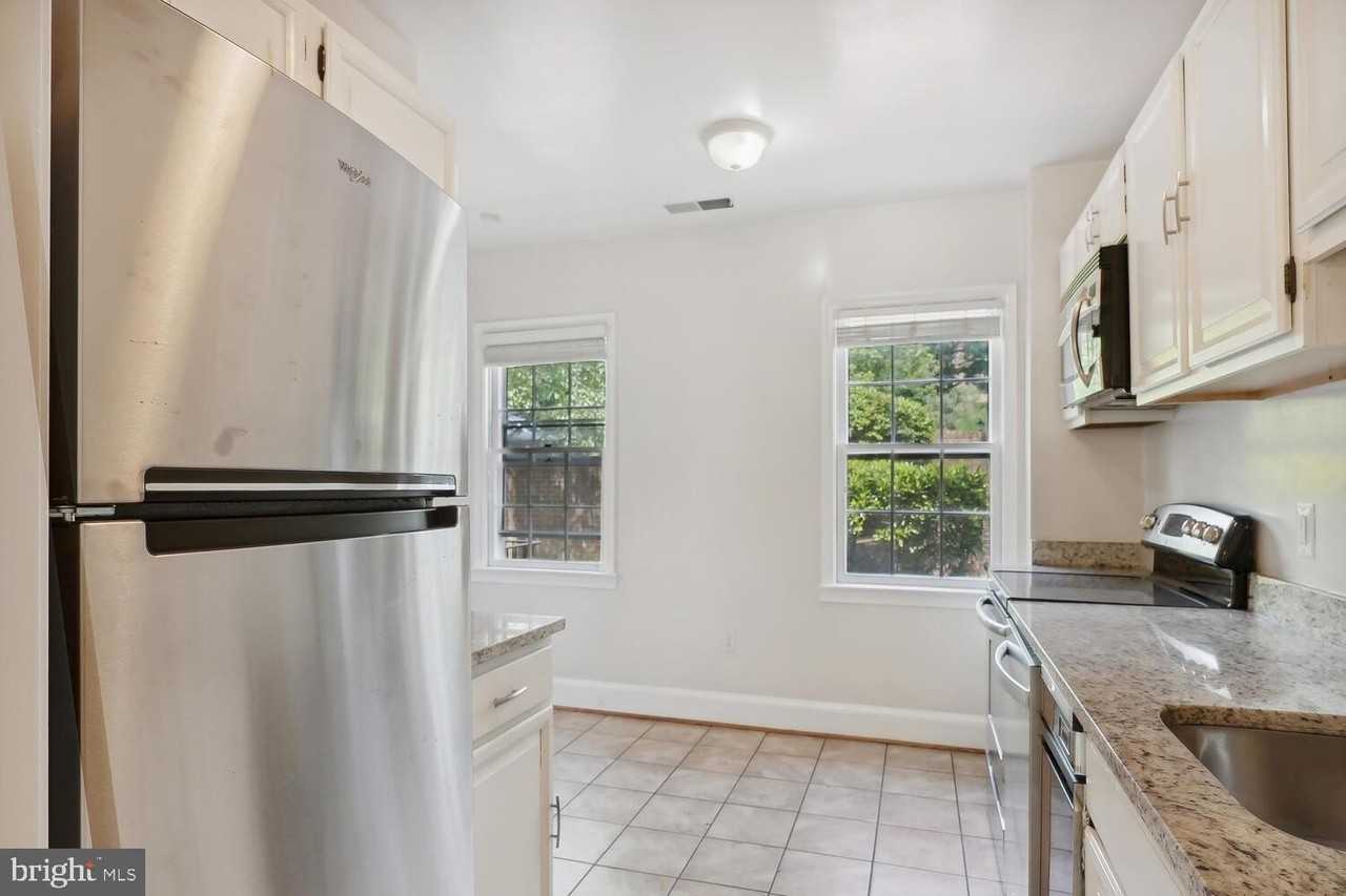 3231 Sutton Pl Nw #A - Photo 5 of 17