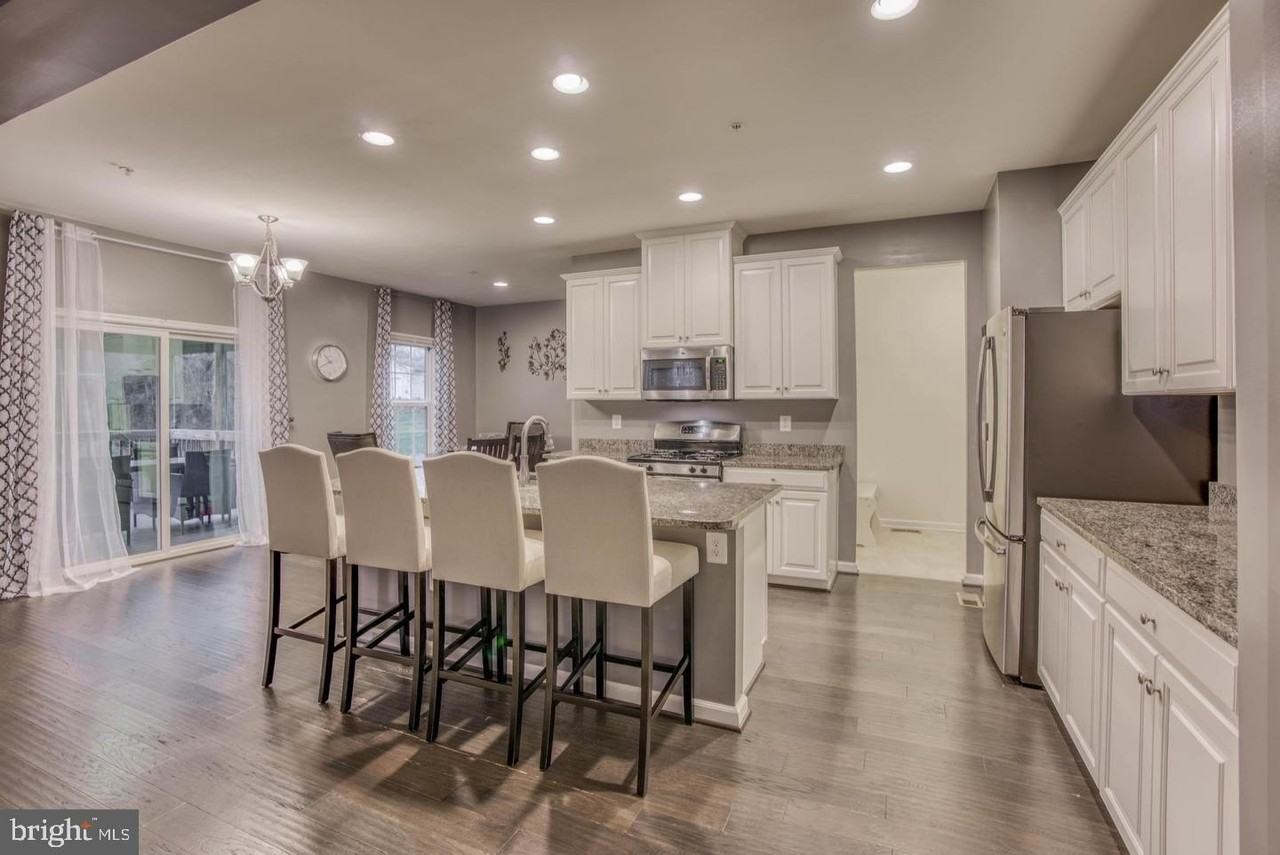 728 Falcon Ln - Photo 4 of 31