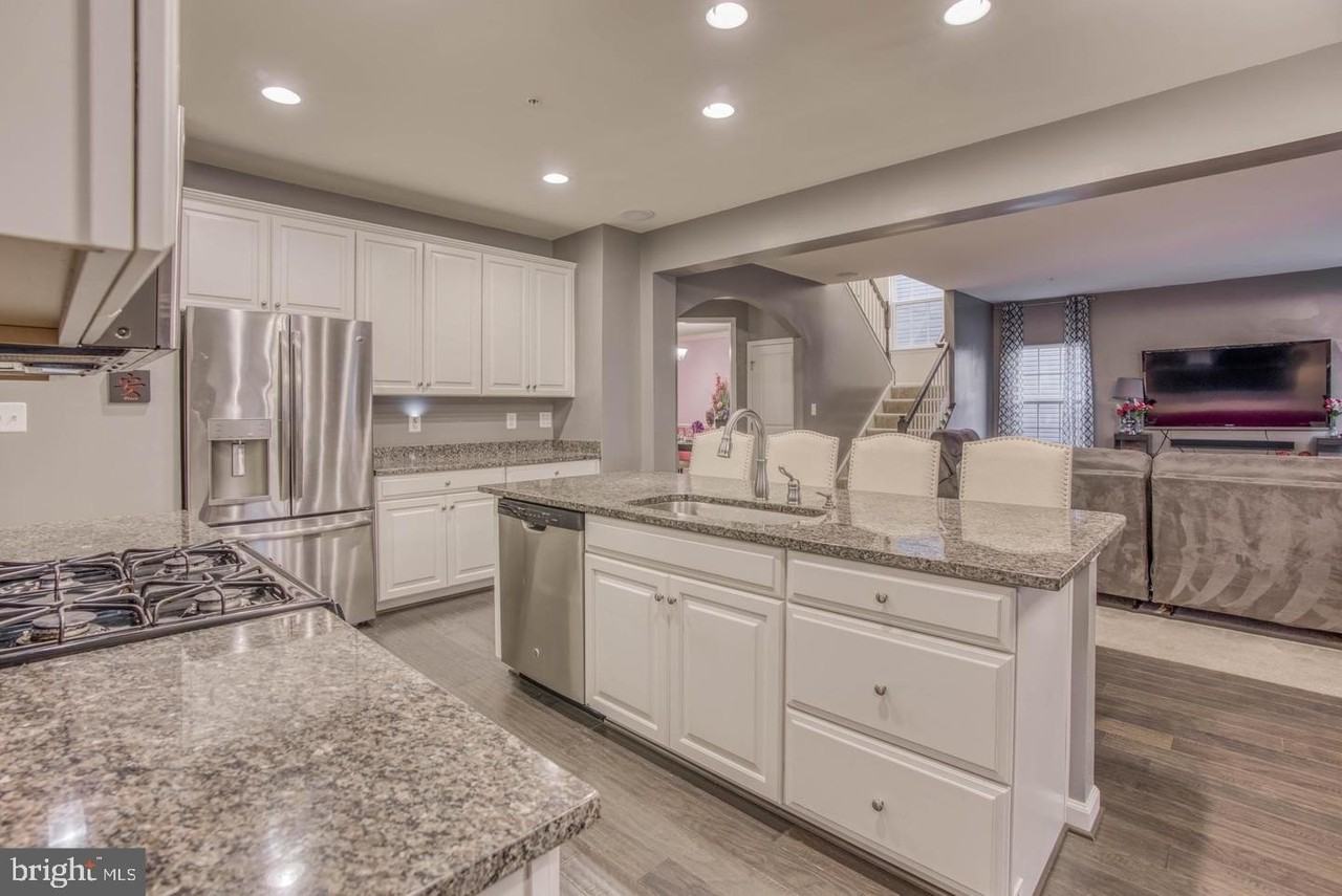 728 Falcon Ln - Photo 5 of 31