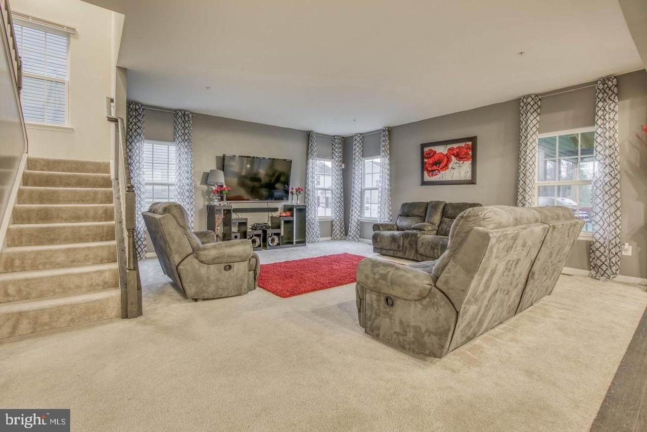 728 Falcon Ln - Photo 7 of 31