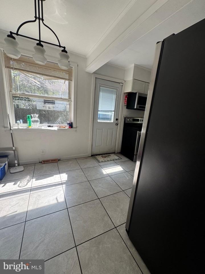 225 Giles Rd - Photo 5 of 17