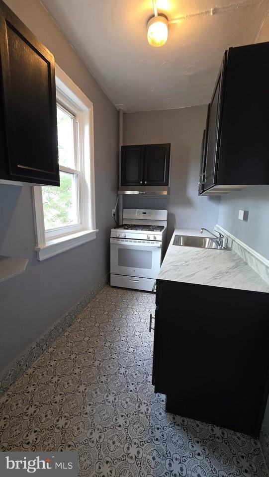 318 Centre St - Photo 6 of 13