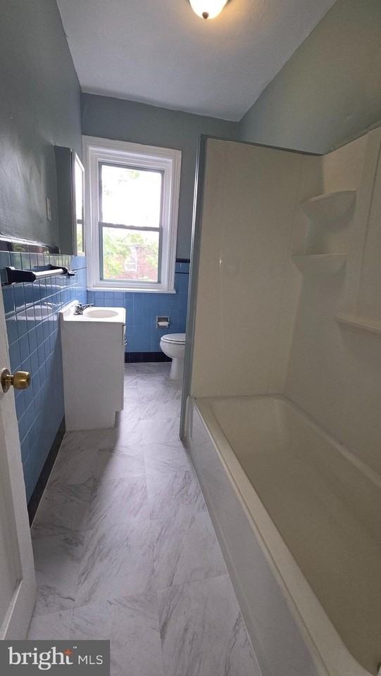 318 Centre St - Photo 7 of 13