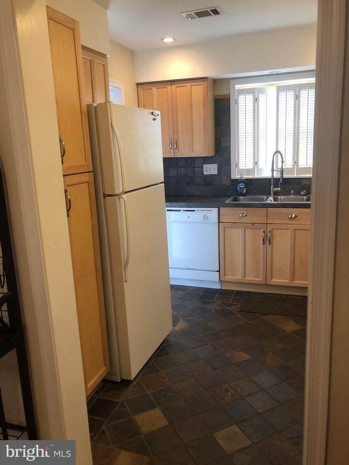 161-B Leeds Ct W - Photo 3 of 9