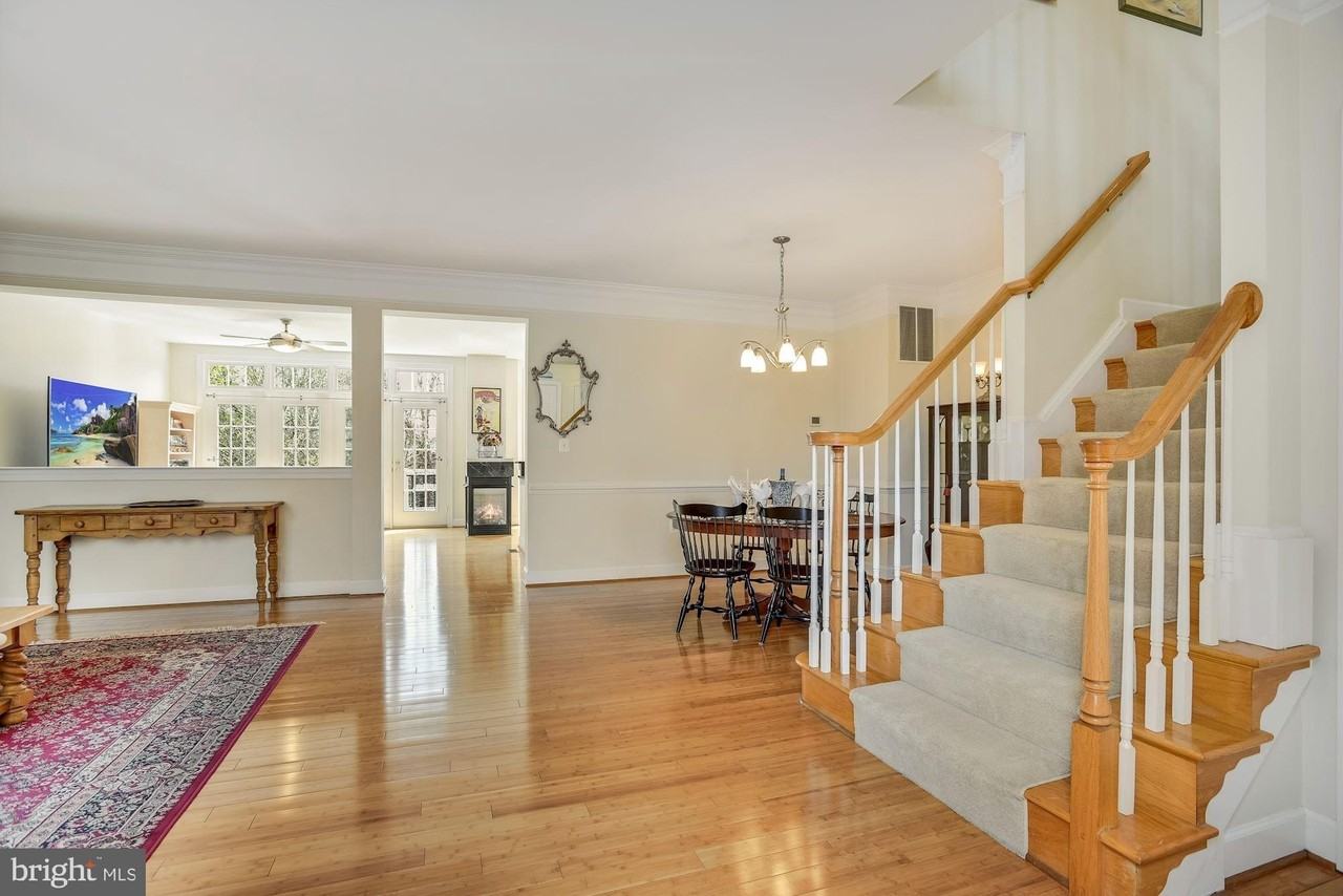 18488 Lanier Island Sq - Photo 4 of 31