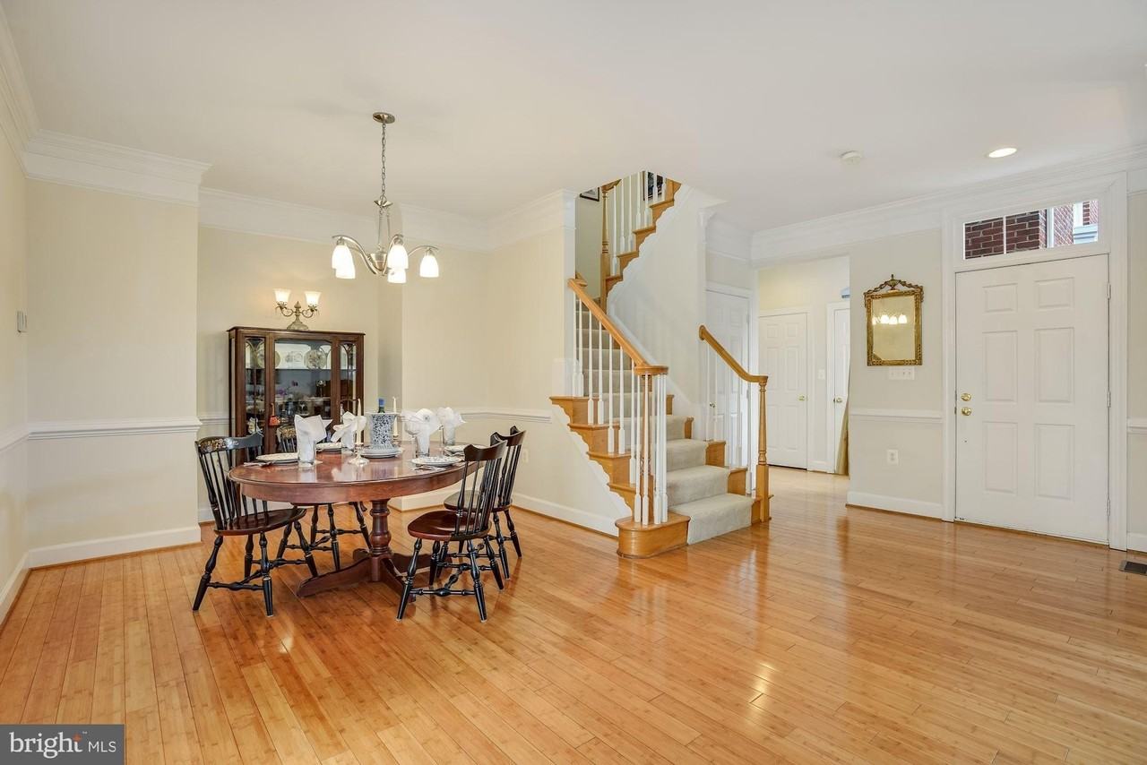 18488 Lanier Island Sq - Photo 5 of 31
