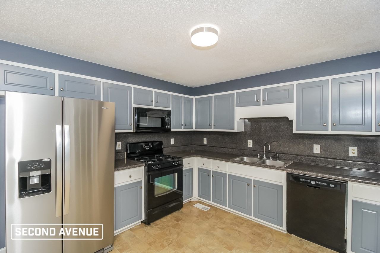430 Eagles Nest Cir - Photo 3 of 11
