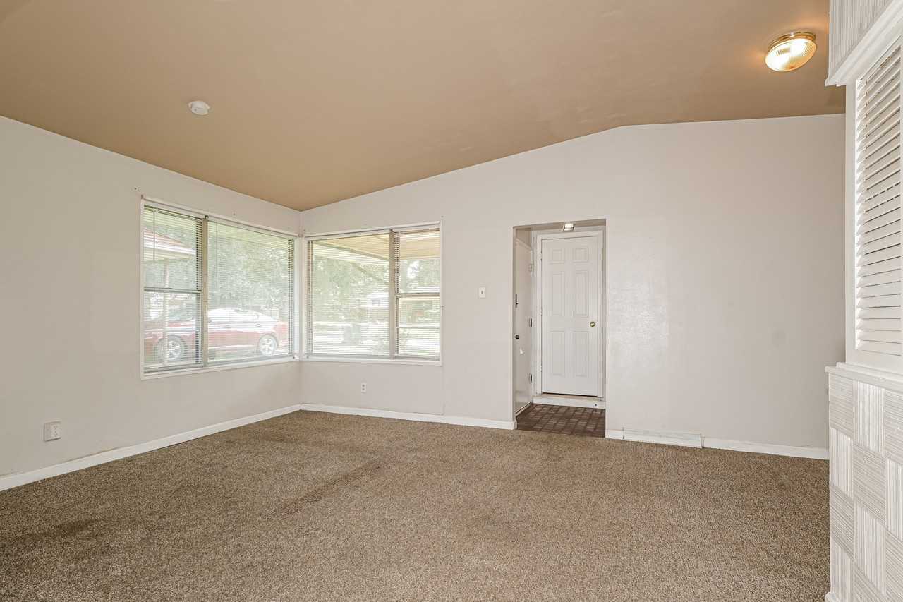 9709 Duke Dr - Photo 7 of 15