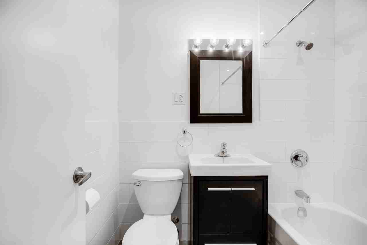 345 Lonsdale Road - Photo 5 of 12