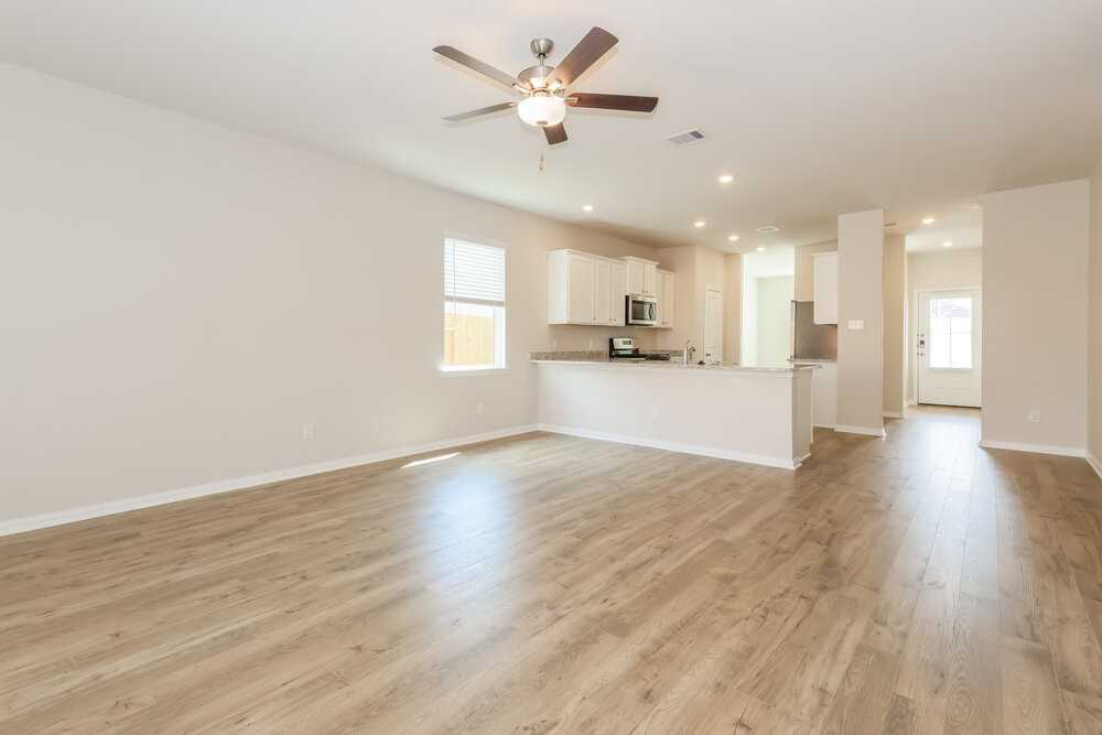15647 Plum Brook Dr - Photo 4 of 16