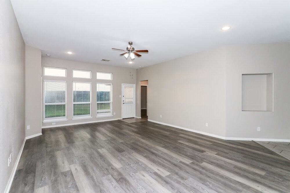 1902 Walnut Green Cir - Photo 3 of 16