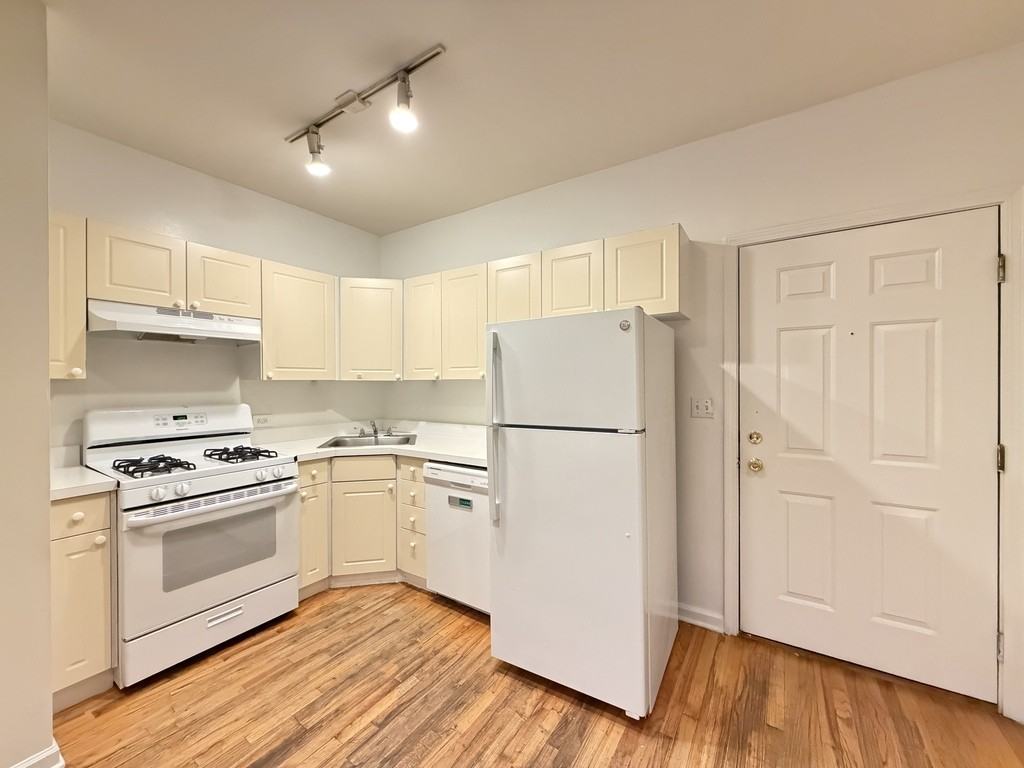 917 W Dakin St #203 - Photo 2 of 21