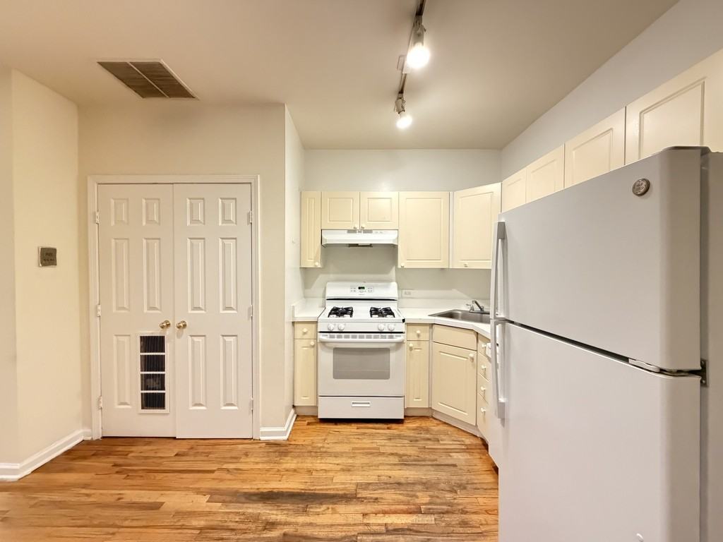 917 W Dakin St #203 - Photo 3 of 21