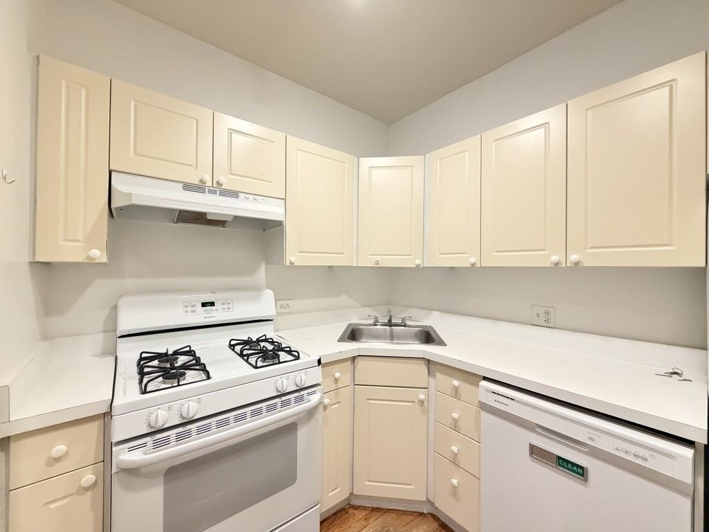 917 W Dakin St #203 - Photo 4 of 21