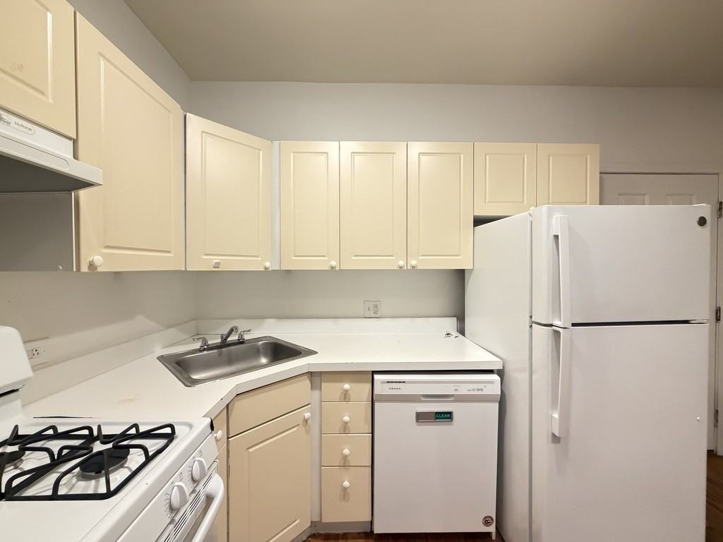 917 W Dakin St #203 - Photo 5 of 21