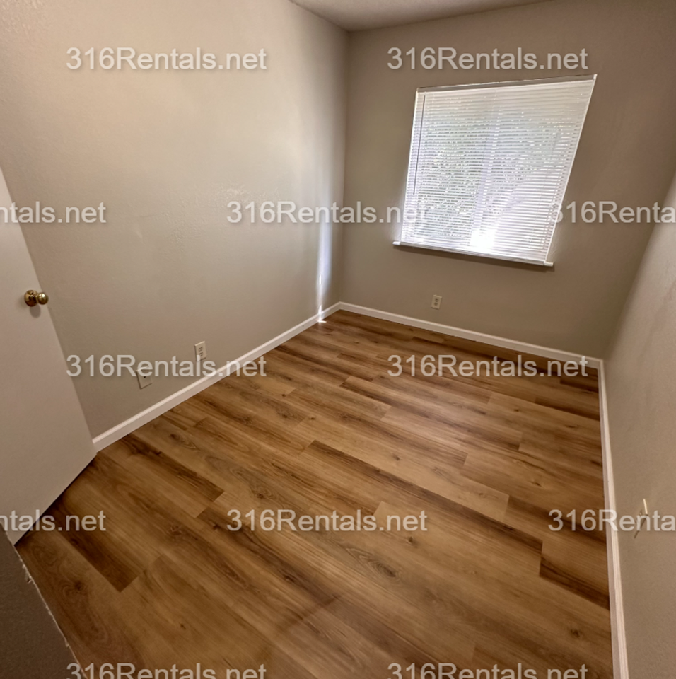1554 E 17th St N - Photo 7 of 9