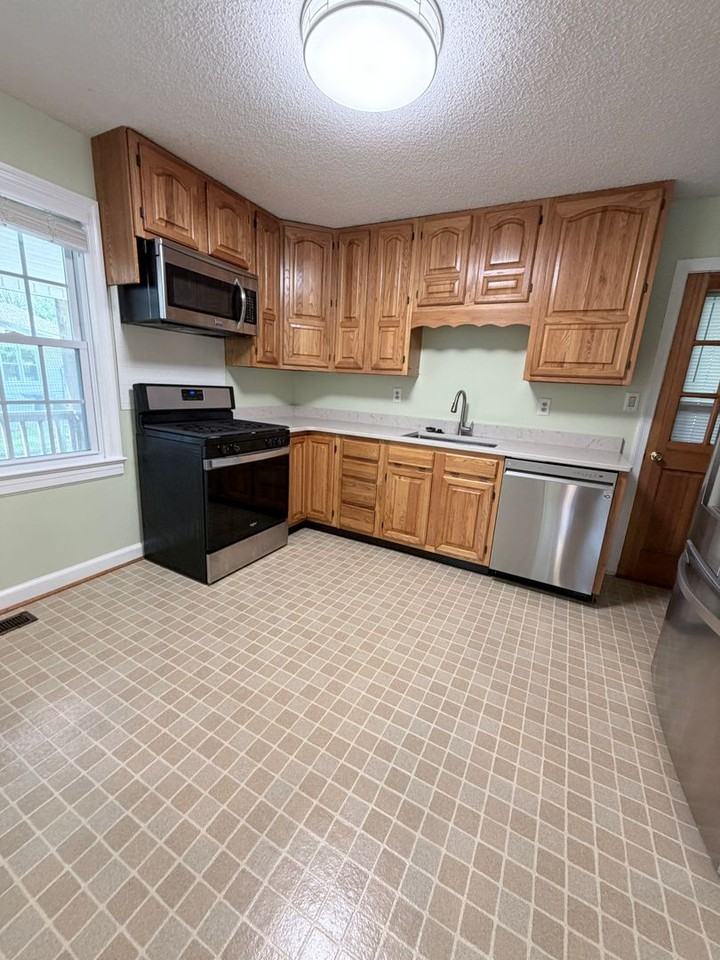 1304 Gracewood Dr - Photo 5 of 8