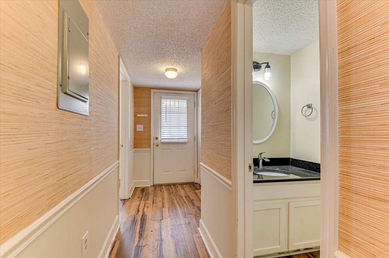 407 Folkstone Cir - Photo 5 of 38