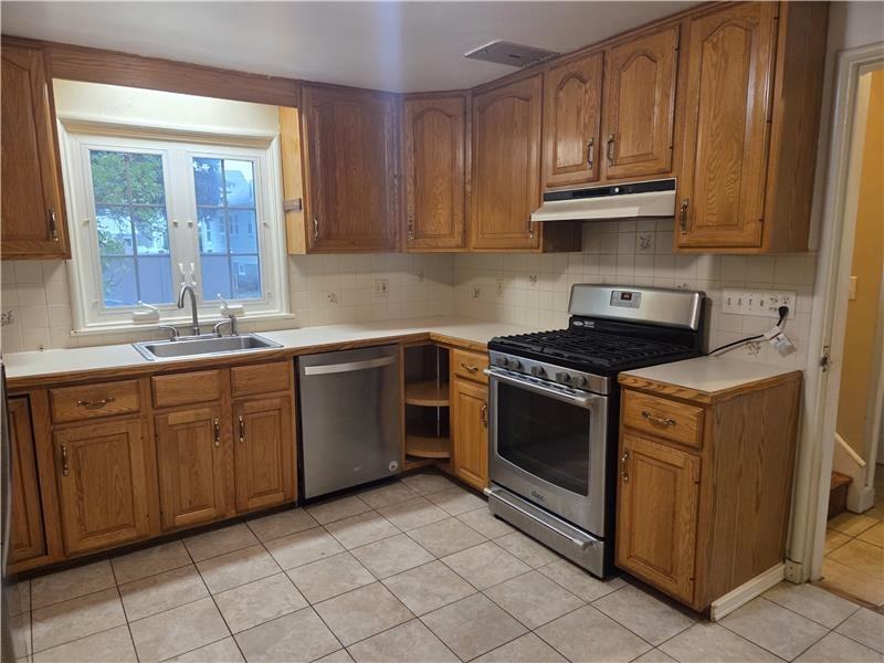 1004 Belmont St - Photo 4 of 26
