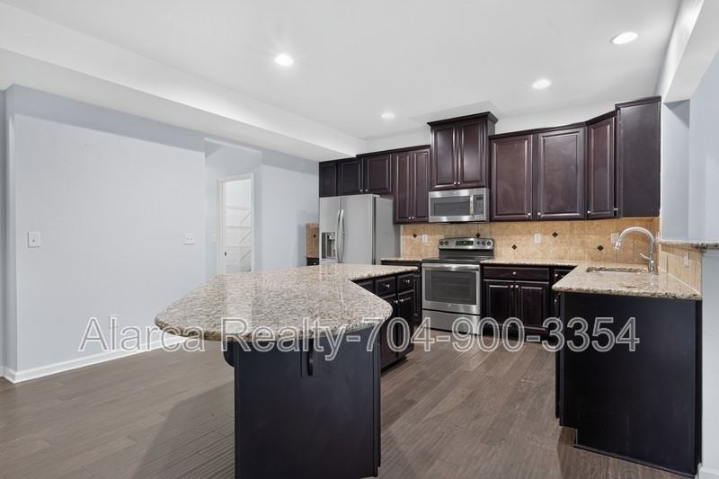 5804 Selkirkshire Rd - Photo 5 of 38