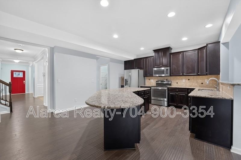 5804 Selkirkshire Rd - Photo 6 of 38