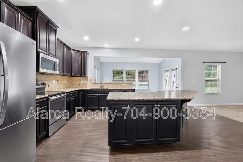 5804 Selkirkshire Rd - Photo 7 of 38