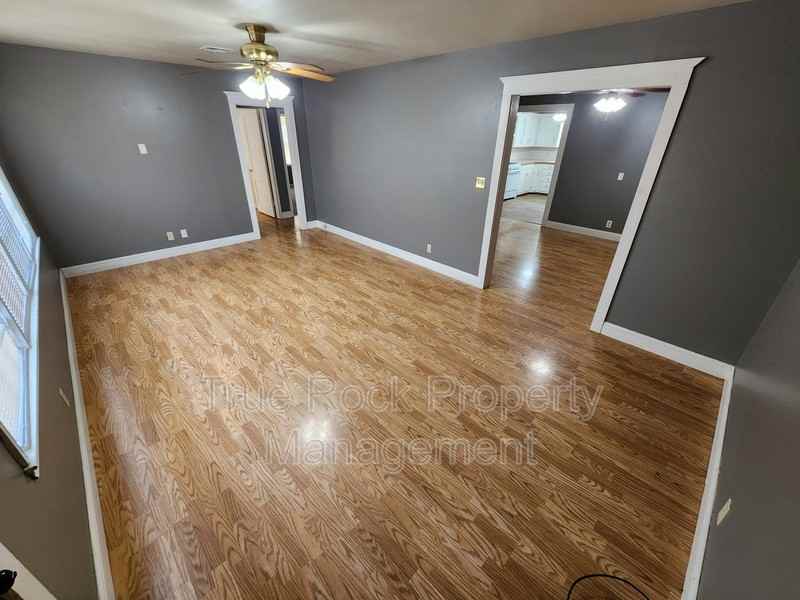 1021 E 7th St - Photo 2 of 12