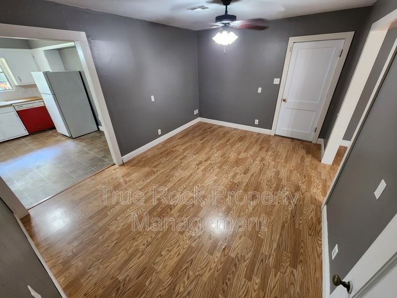 1021 E 7th St - Photo 3 of 12