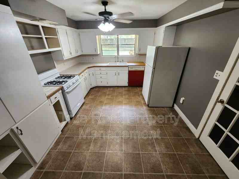1021 E 7th St - Photo 4 of 12