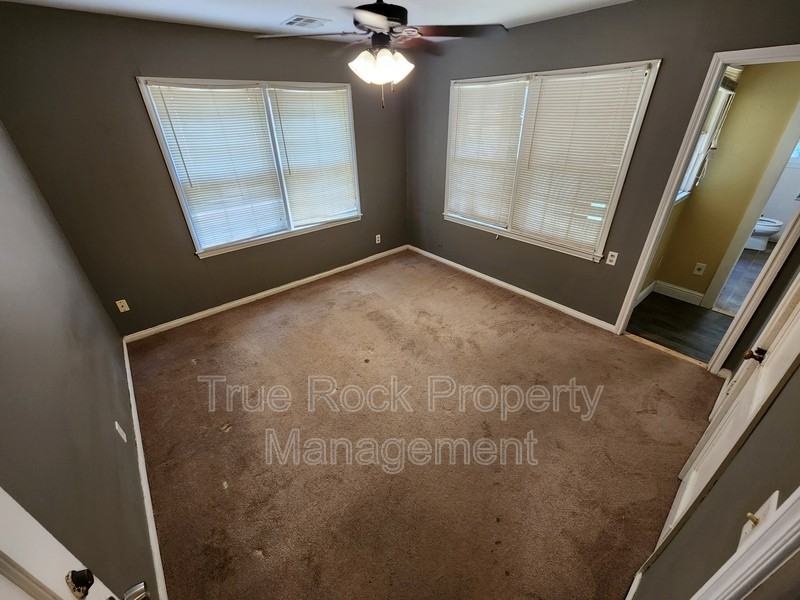 1021 E 7th St - Photo 5 of 12