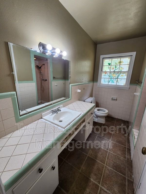 1021 E 7th St - Photo 6 of 12