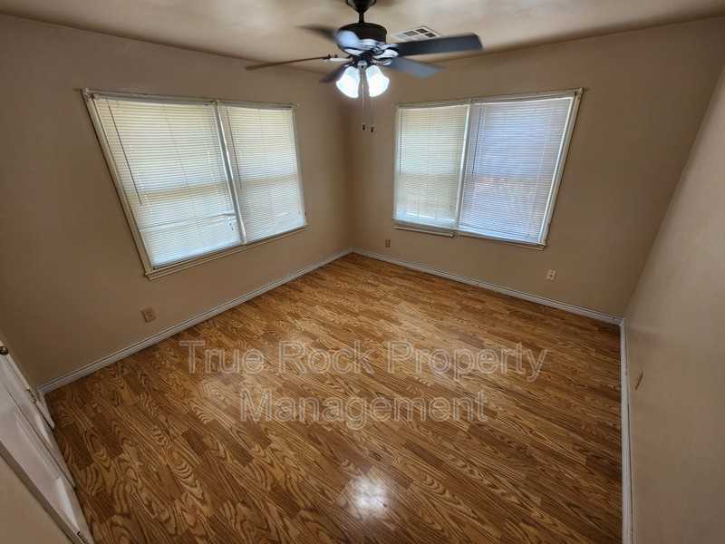 1021 E 7th St - Photo 7 of 12