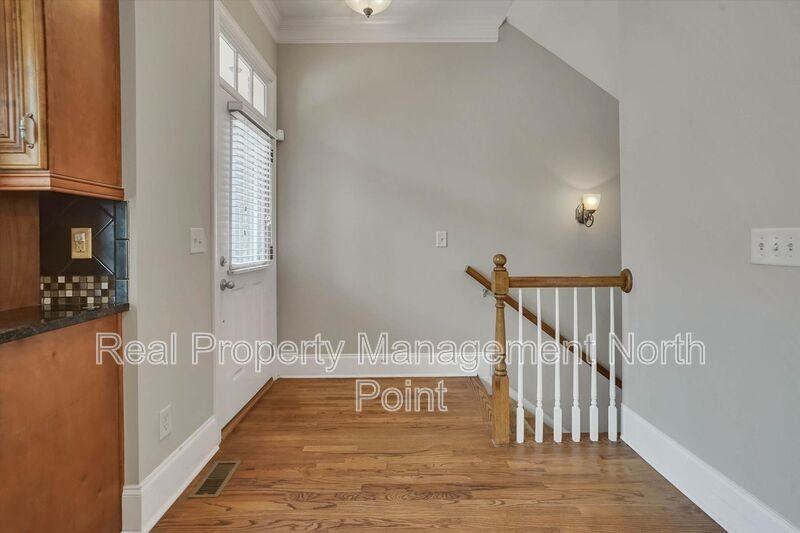 3026 Eltham Pl - Photo 4 of 41