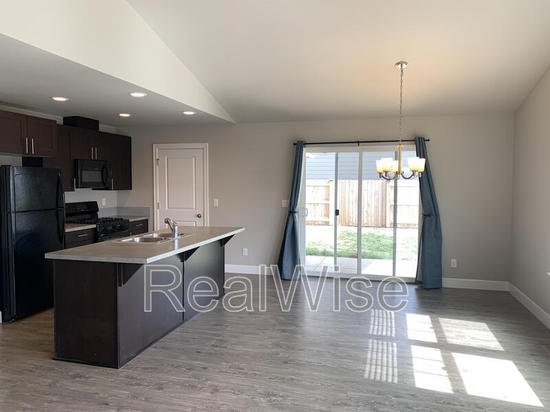 474 Ne Oak Ave - Photo 4 of 16