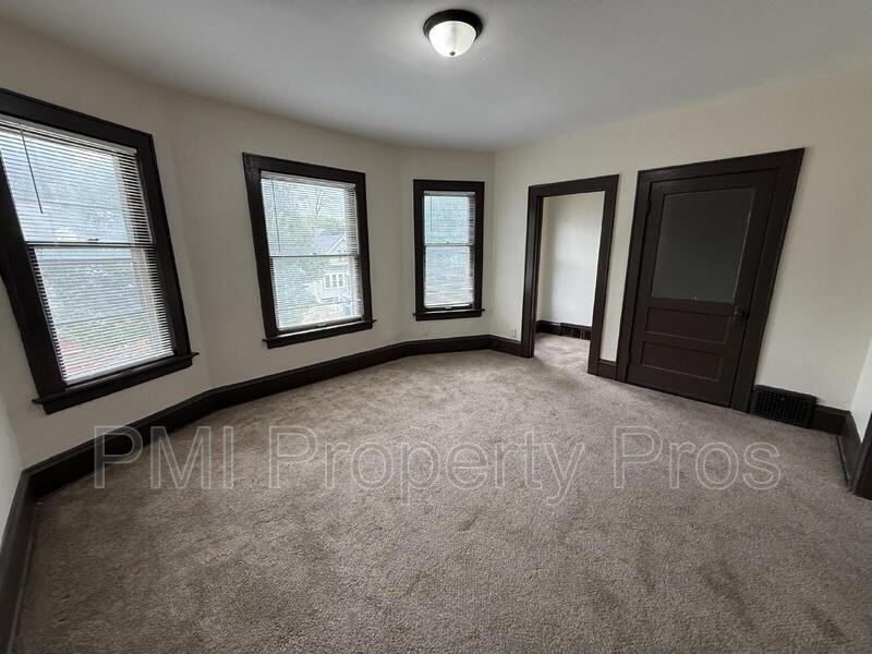 2532 N 37th St - Photo 4 of 21