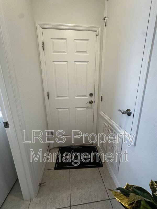 3130 Amaranth St - Photo 4 of 32