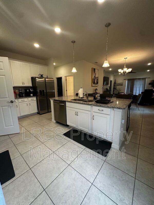 3130 Amaranth St - Photo 6 of 32