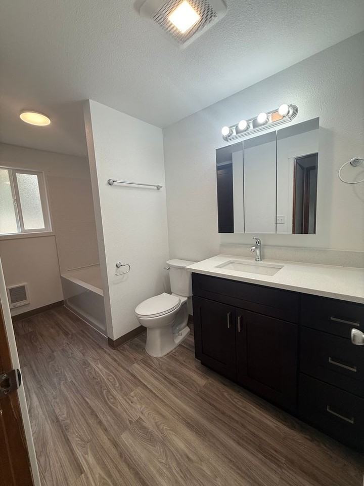 451-Hyacinth Apartments - Photo 3 of 17