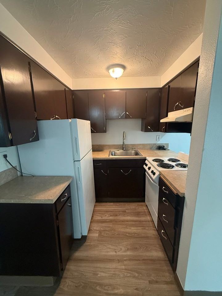 451-Hyacinth Apartments - Photo 4 of 17