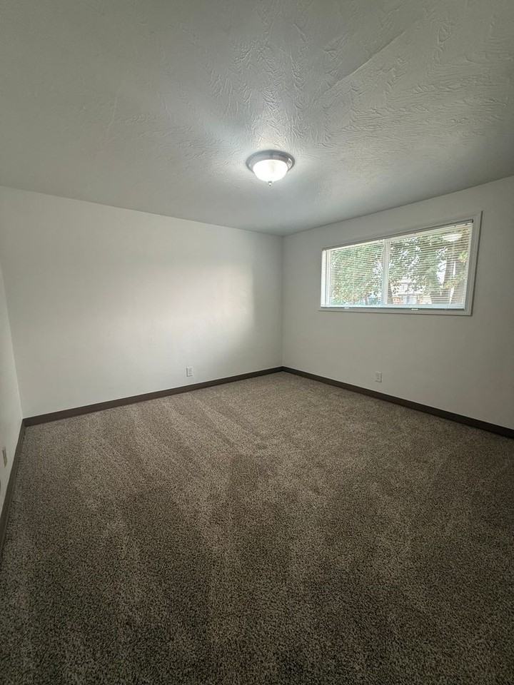 451-Hyacinth Apartments - Photo 5 of 17