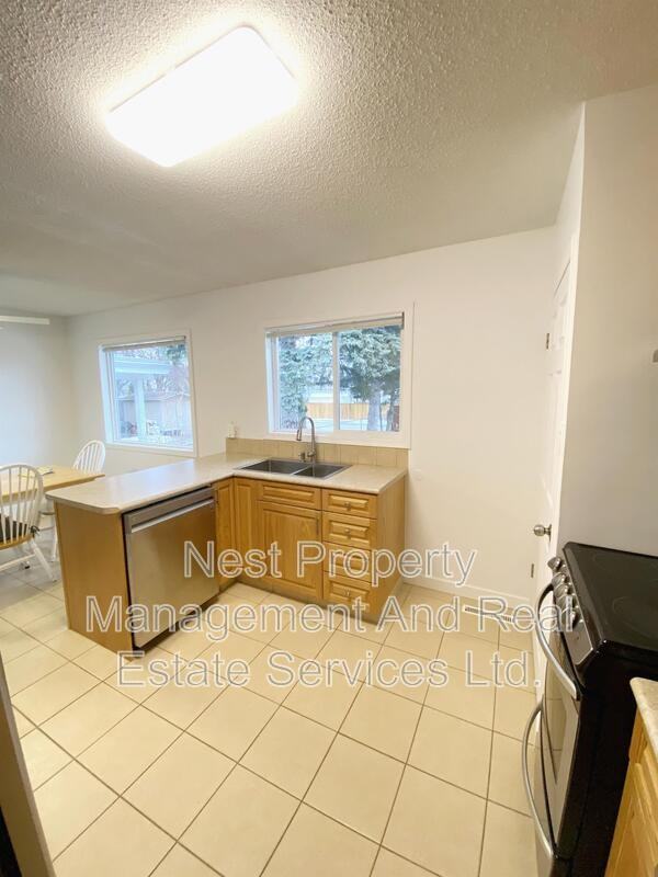 236 Nicholson St S #A - Photo 2 of 16