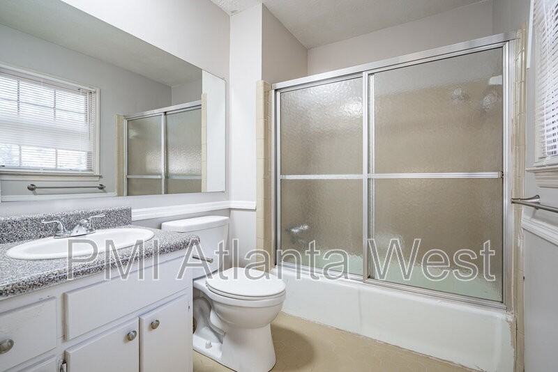 2135 Knighton Dr - Photo 2 of 15