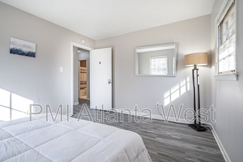 2135 Knighton Dr - Photo 5 of 15